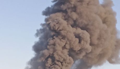 Płonie hala z oponami. Dym widać z kilkudziesięciu kilometrów