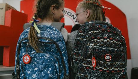 Plecaki z PCK dla polskich i ukraińskich uczniów