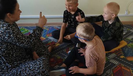 Języka migowego uczą w ostrowieckiej szkole "Promyk"