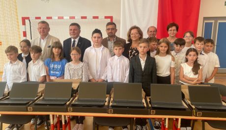 Uczniowie z gminy Bałtów otrzymali laptopy
