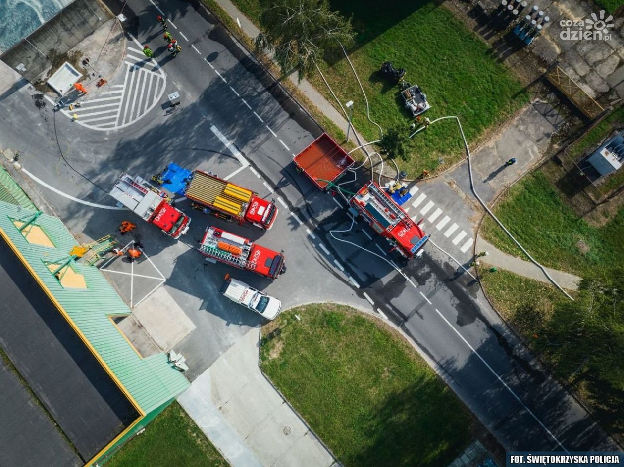Ćwiczenia służb mundurowych w sandomierskim zakładzie  Pilkington