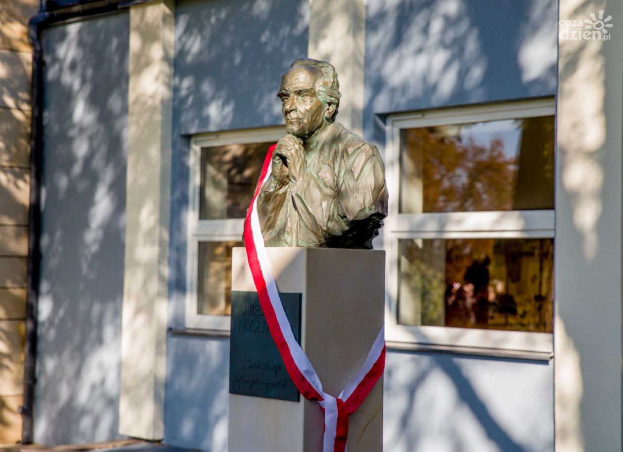 Popiersie Wiesława Myśliwskiego przed Wojewódzką Biblioteką Publiczną