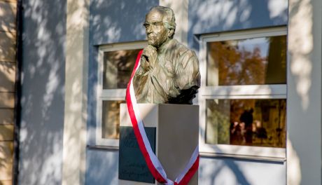 Popiersie Wiesława Myśliwskiego przed Wojewódzką Biblioteką Publiczną