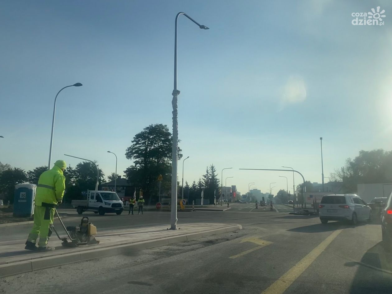 Otwarte skrzyżowanie Alei Jana Pawła II z ulicą Bałtowską