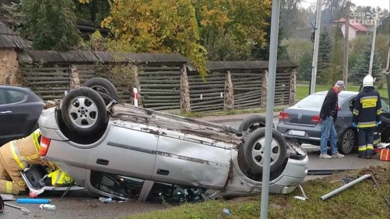 W Bielinach dachował samochód 