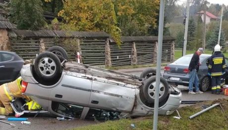 W Bielinach dachował samochód 