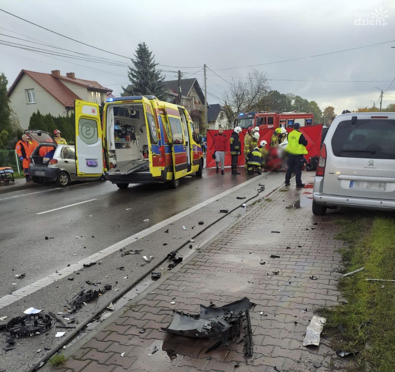 Wypadek na ul. Kieleckiej w Bielinach. Pasażerka wyrzucona z pojazdu