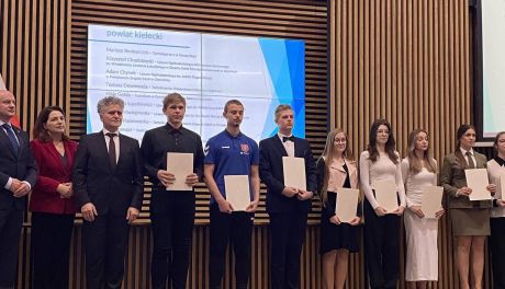 Uczniowie z powiatu kieleckiego otrzymali stypendium Prezesa Rady Ministrów