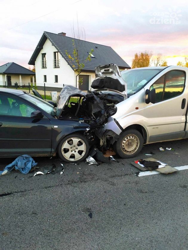 Czołowe zderzenie dwóch aut