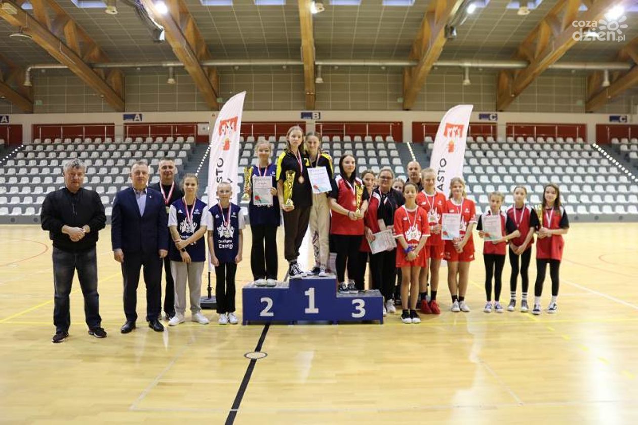 Szkoła Podstawowa w Starochęcinach zwyciężyła w walce dziewcząt o Puchar Burmistrza 