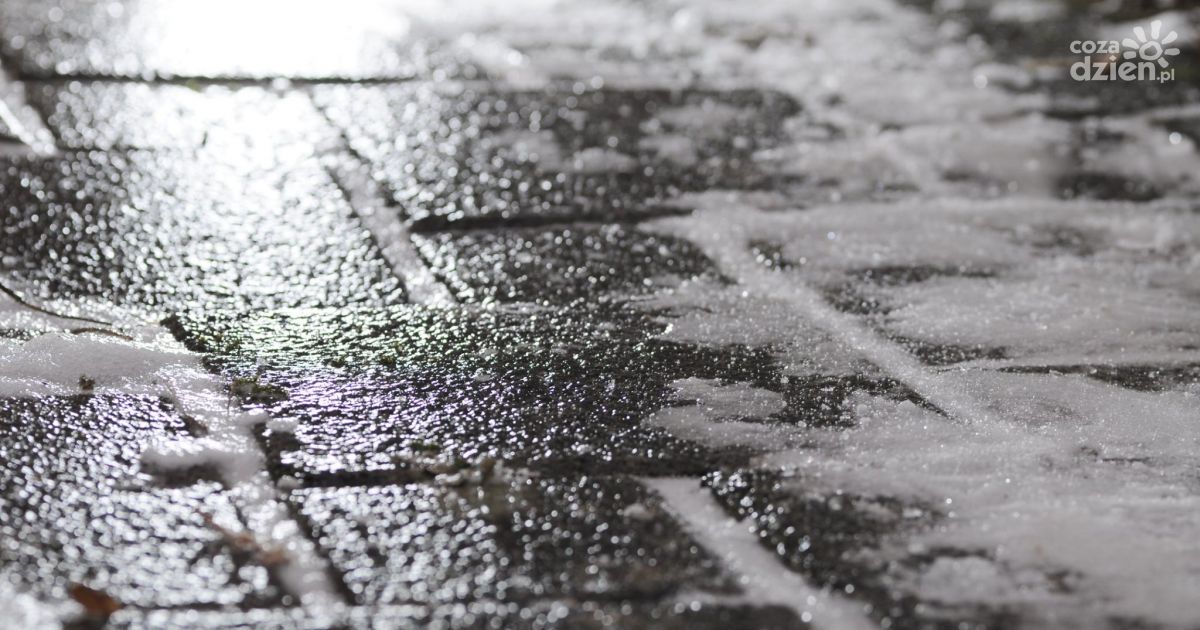 Śliskie chodniki i jezdnie w Świętokrzyskiem. Trudne warunki dla kierowców i pieszych