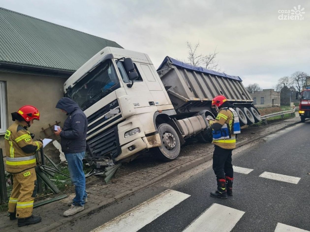 Tir uderzył w budynek mieszkalny