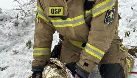 Pies uratowany z lodowatej wody w Czarnej