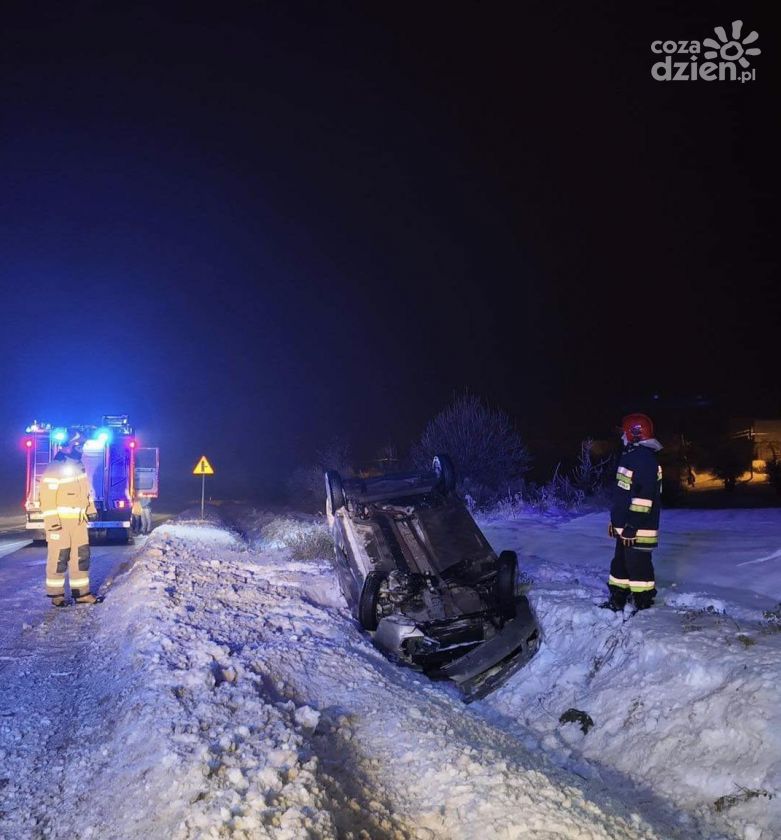 Groźne dachowanie na drodze wojewódzkiej relacji Ostrowiec- Kielce  