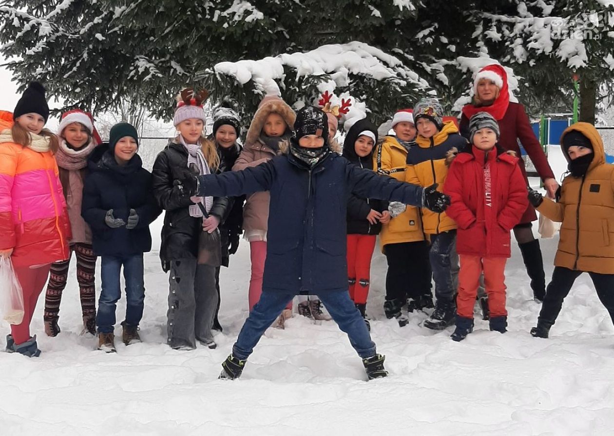 Uczniowie z Masłowa wspierają ptaki zimą