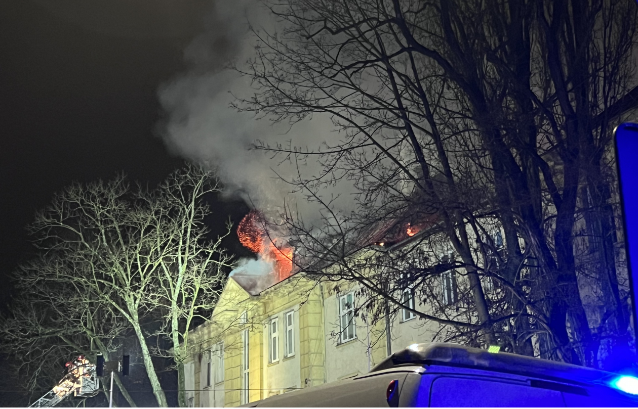 Płonie budynek szpitala MSWIA w Kielcach. Na miejscu strażacka cysterna