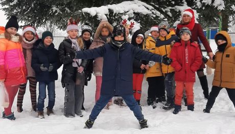 Uczniowie z Masłowa wspierają ptaki zimą