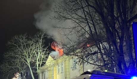 Płonie budynek szpitala MSWIA w Kielcach. Na miejscu strażacka cysterna