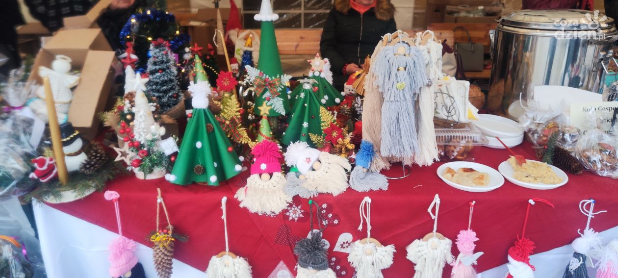 Tłumy na kiermaszu świątecznym w Opatowie
