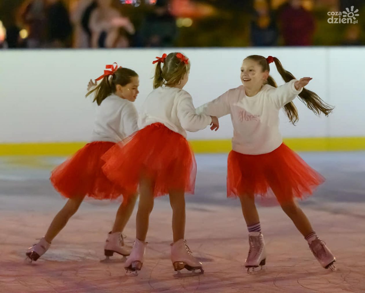 Lodowisko w centrum Ostrowca zachęca do nauki jazdy na łyżwach 