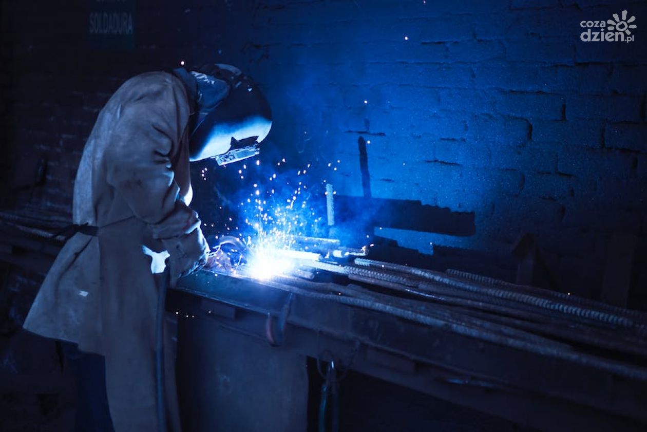 Dlaczego warto korzystać z pozycjonerów spawalniczych i czym kierować się przy ich zakupie?