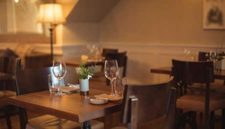 Restauracja z pięknym wystrojem wnętrz w Warszawie