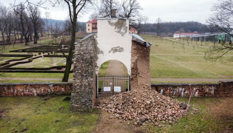 Uszkodzona brama w Centrum Leonardo da Vinci