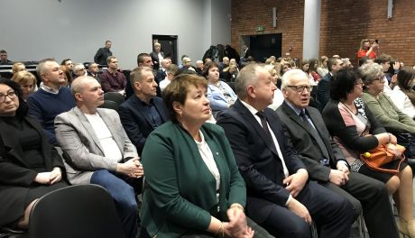 O dylematach lokalnych samorządów dyskutowano w Ostrowcu 