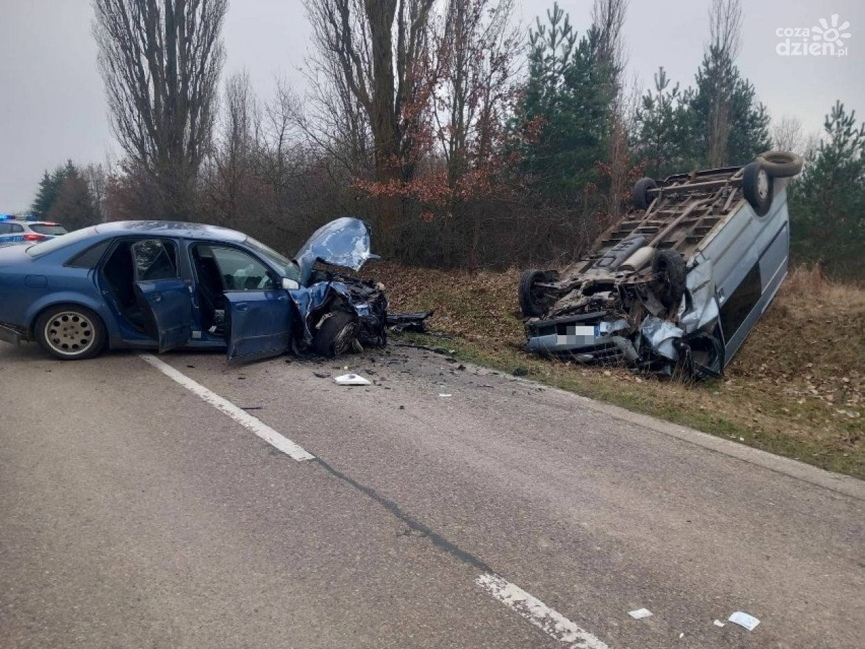 Poważny wypadek w powiecie opatowskim. Trzy osoby zostały ranne 