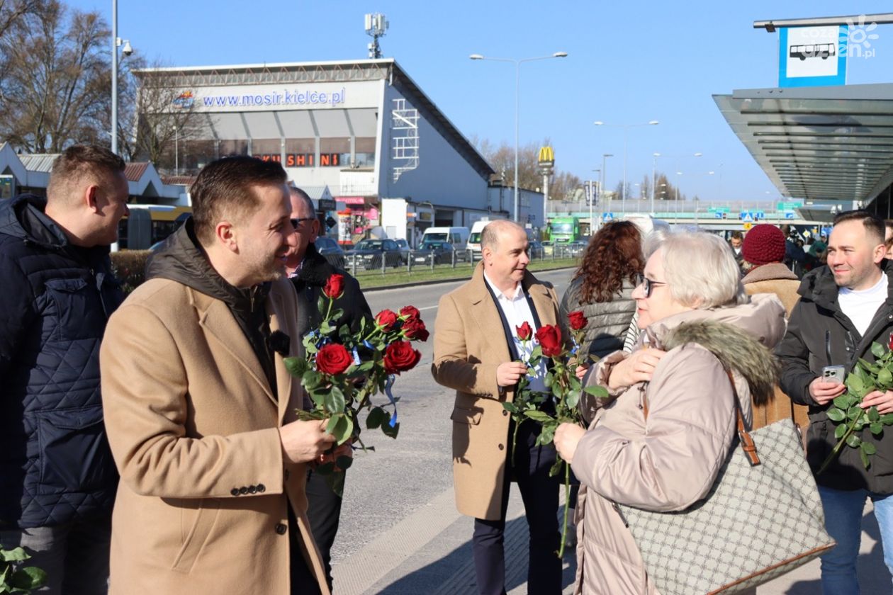 Kwiaty i słodkie upominki od Kamila Suchańskiego dla kielczanek z okazji Dnia Kobiet