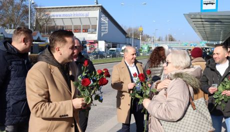 Kwiaty i słodkie upominki od Kamila Suchańskiego dla kielczanek z okazji Dnia Kobiet