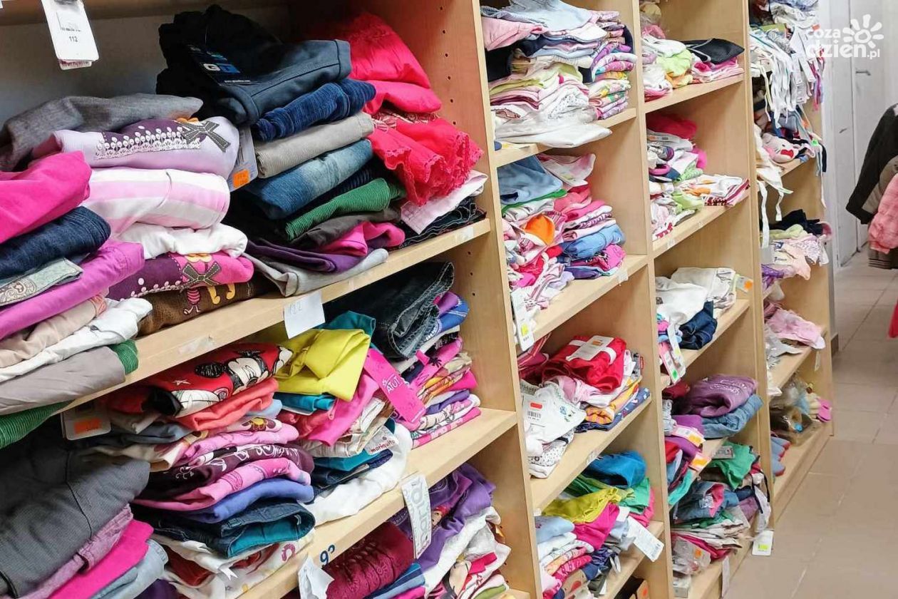Akcja rozdawania nowych ubrań w gminie Kunów rozszerzona na powiat ostrowiecki