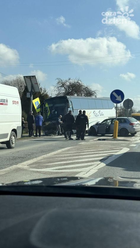 W Radlinie zderzył się autobus wycieczkowy z samochodem osobowym