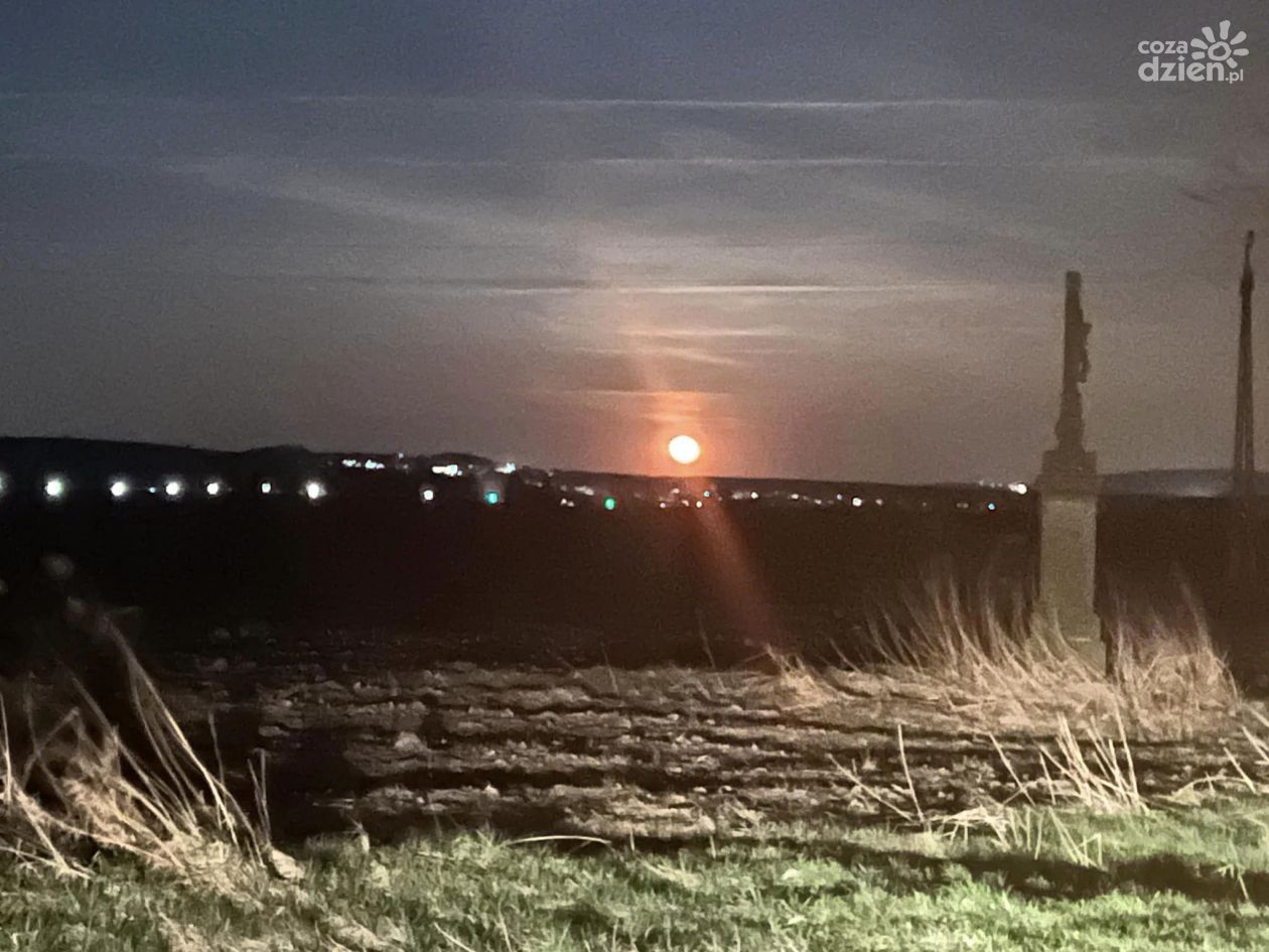 Pełnia księżyca zachwyca w Kielcach i powiecie kieleckim