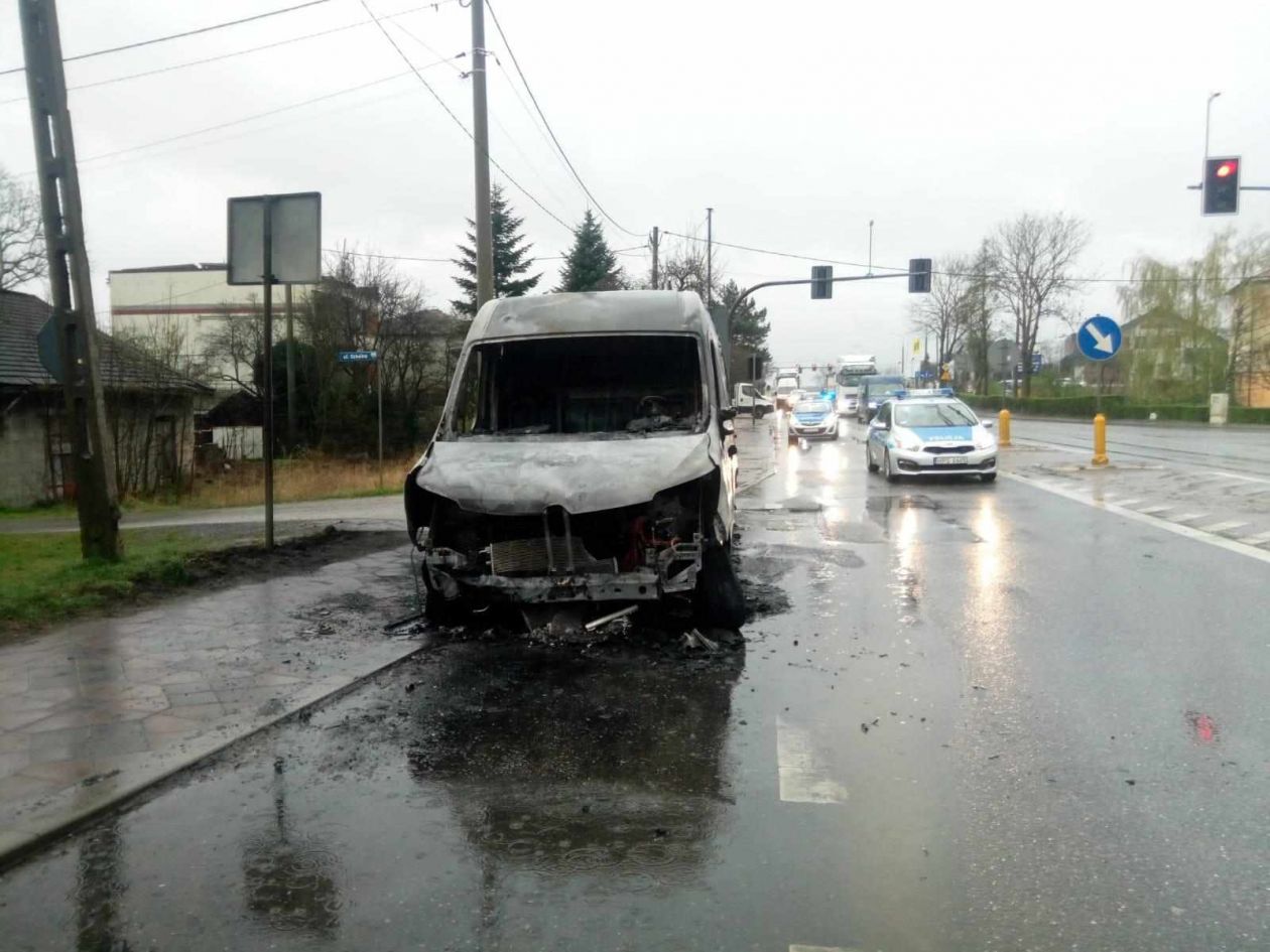 Pożar busa kurierskiego. Kierowca się uratował