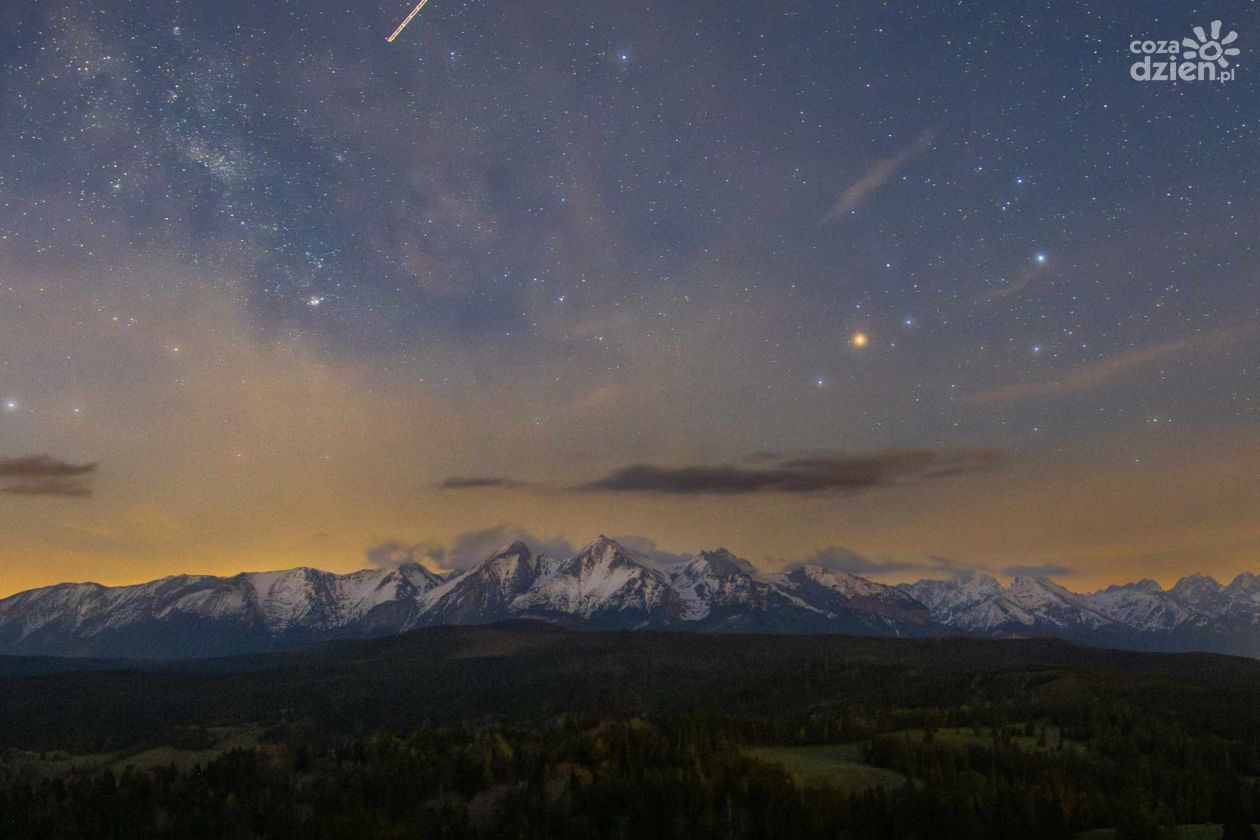 Miłośnicy zjawisk na niebie uchwycili zjawiskowy wschód Słońca w Tatrach.