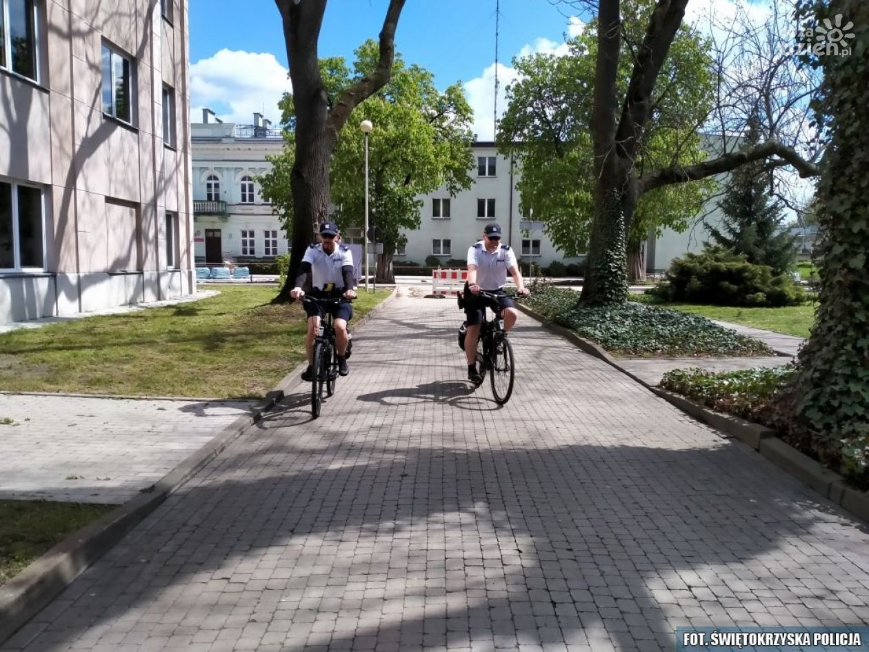 Ostrowieccy policjanci na rowerach patrolują miasto