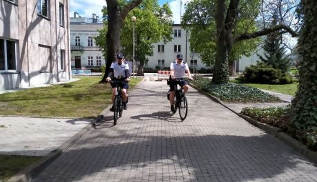 Ostrowieccy policjanci na rowerach patrolują miasto