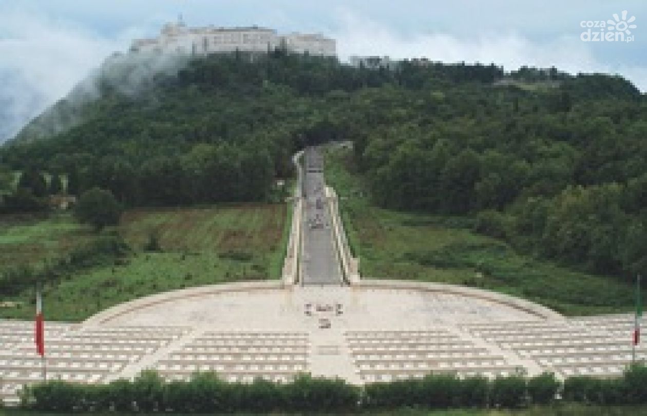 Uczniowie z ostrowieckiego technikum na obchodach rocznicy bitwy pod Monte Cassino  