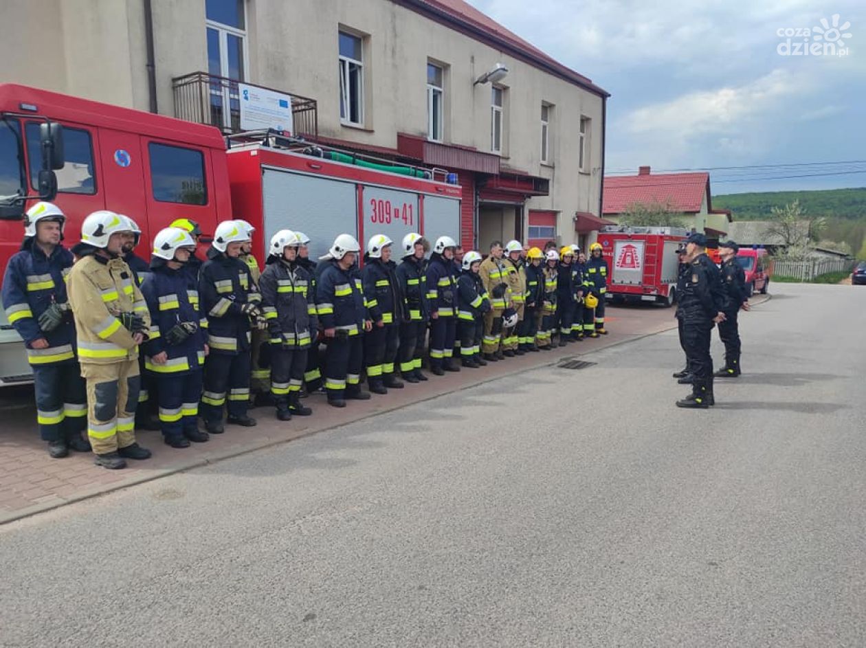 Strażacy z Ćmińska zbierają tekstylia, aby dokończyć remont remizy