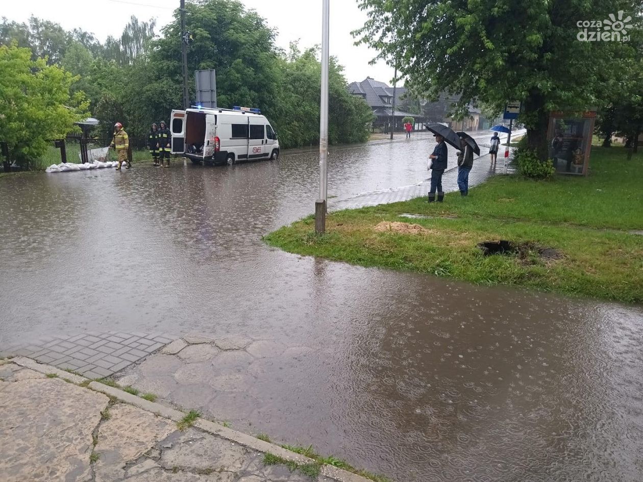 W Ostrowcu ulewa pozostawiła podtopione  ulice i posesje  