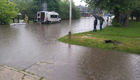 W Ostrowcu ulewa pozostawiła podtopione  ulice i posesje  