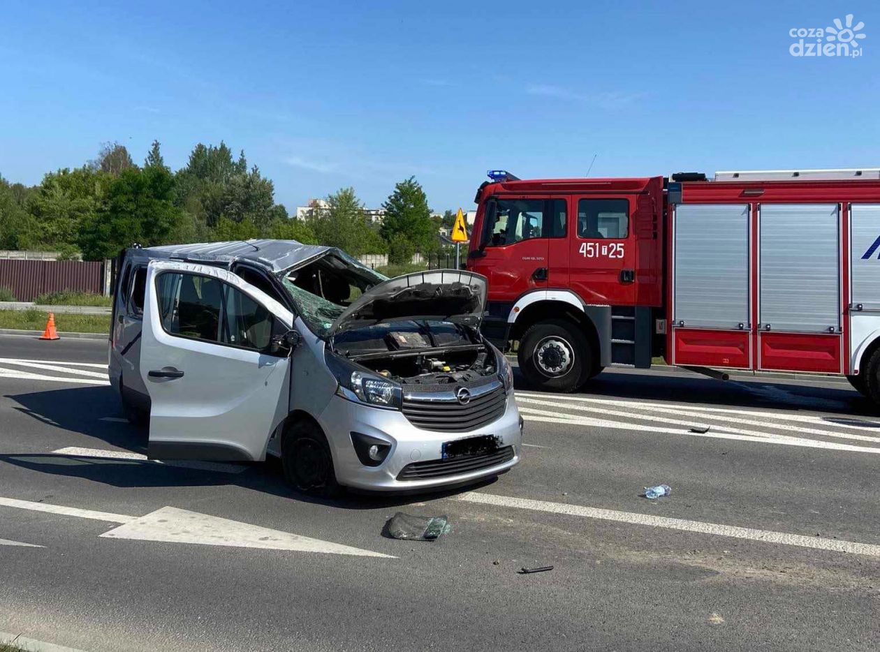 Cztery osoby w szpitalu po kraksie na jednym z ostrowieckich skrzyżowań  