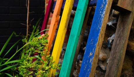 Jak stworzyć kwietnik z palety – wyjaśniamy krok po kroku