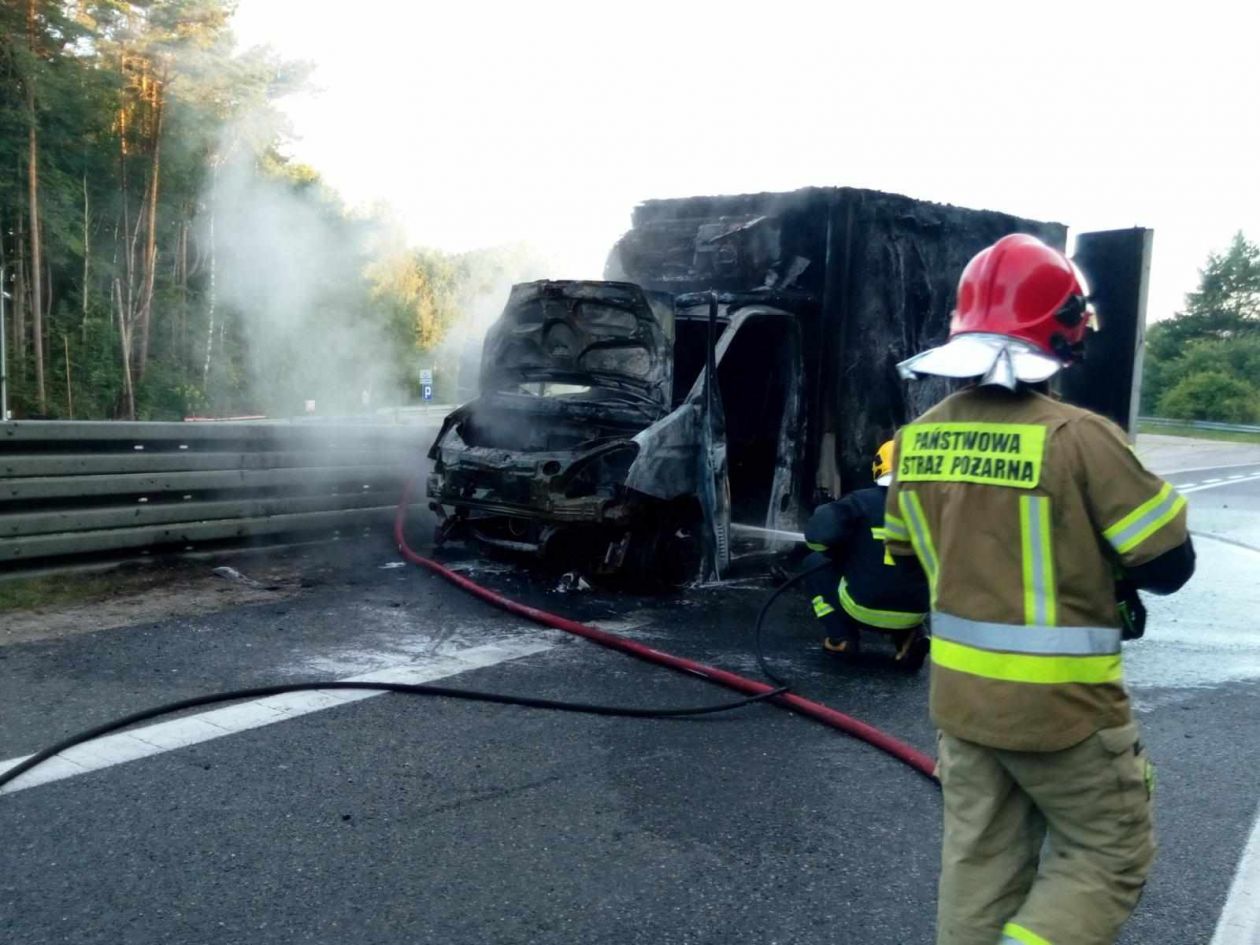 Pożar auta na DK 74 w Ćmińsku