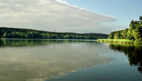 Obcokrajowcy zaczepiali nastolatki nad zalewem. Policja szuka busa