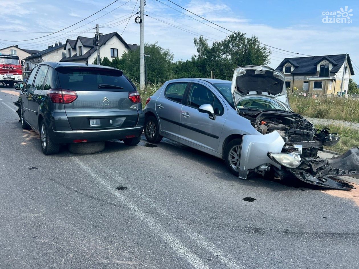 Czołowe zderzenie w Tokarni. Pięć osób w szpitalu