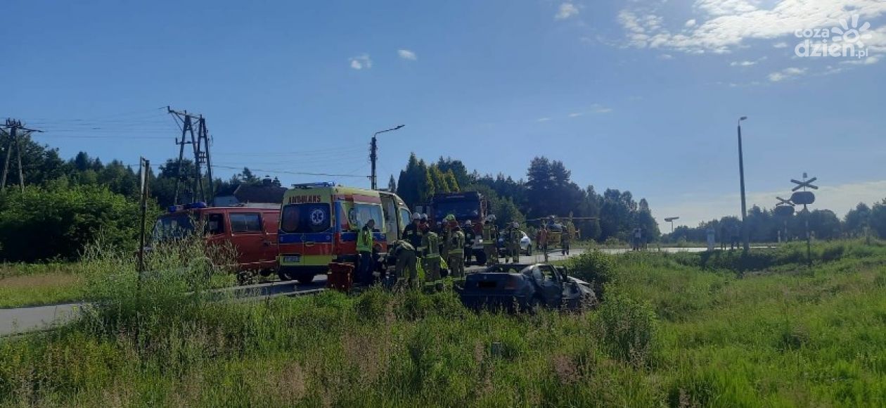 Zderzenie pociągu z osobówką. Dwie osoby ranne