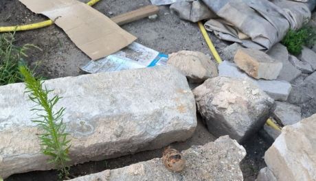 Niebezpieczne znalezisko w Ćmielowie. Granaty z II Wojny Światowej odkryte podczas prac archeologicznych