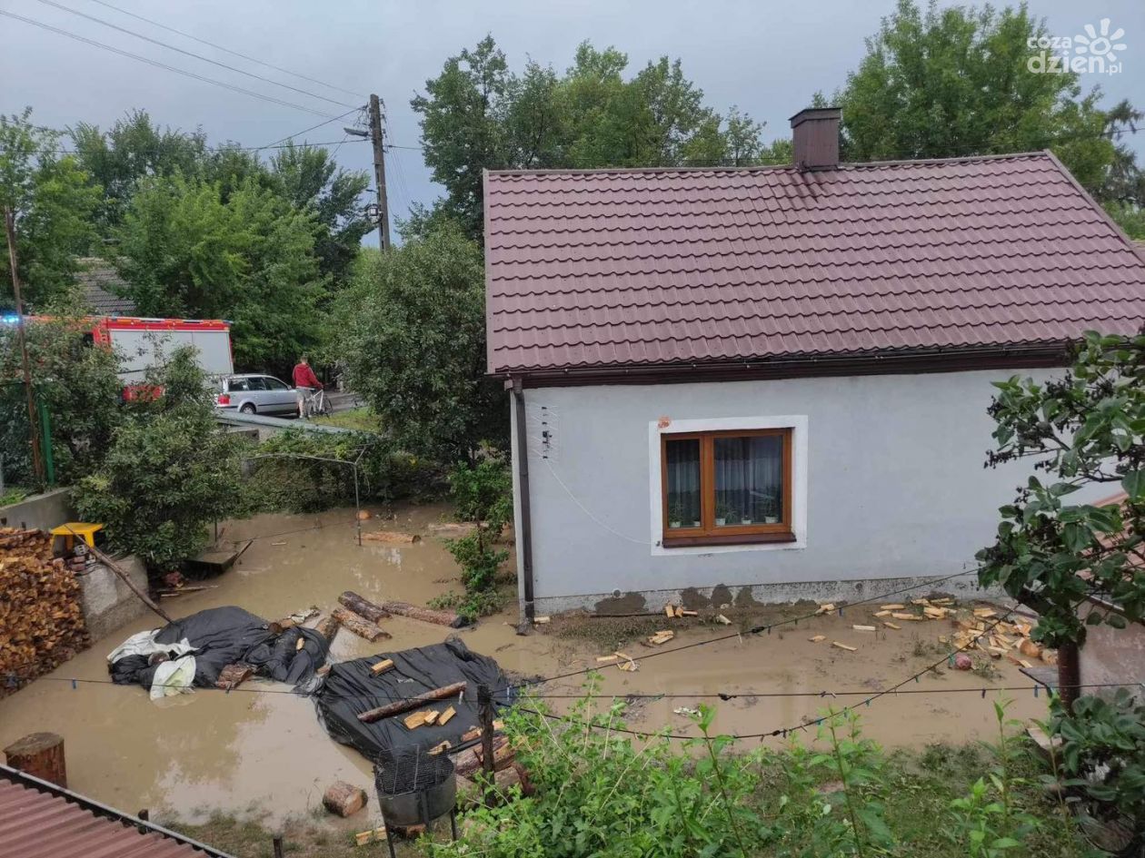 W gminie Ćmielów trwa usuwanie skutków nawałnicy. Wiele osób nadal bez prądu